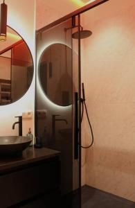un bagno con lavandino e specchio di The View ad Anversa