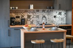 Кухня или мини-кухня в VB ECO SUITES
