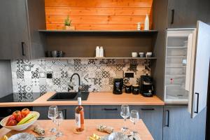 Кухня или мини-кухня в VB ECO SUITES
