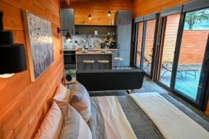 Кухня или мини-кухня в VB ECO SUITES
