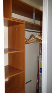 armadio con ripiani in legno e frigorifero di Appartement calme bien équipé a Lèves