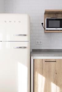 eine Küche mit einer Theke und einer Mikrowelle in der Unterkunft Apartamento Nc Beach Home 31-B in Bellreguart