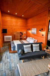 ein Schlafzimmer mit einem Bett und einem Sofa in einem Zimmer in der Unterkunft VB ECO SUITES in Preveza