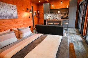 Кровать или кровати в номере VB ECO SUITES