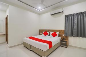 Giường trong phòng chung tại OYO Flagship Kakatiya residency