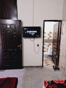 Μια τηλεόραση ή/και κέντρο ψυχαγωγίας στο Lord Family Hotel