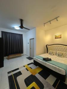 a bedroom with a bed and a ceiling fan at Idaman Maya in Kluang