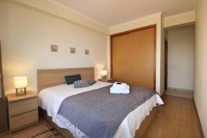 1 dormitorio con 1 cama grande y 2 lámparas en Bela Vista Family Flat near Ferragudo beach, en Parchal