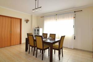 comedor con mesa de madera y sillas en Bela Vista Family Flat near Ferragudo beach, en Parchal