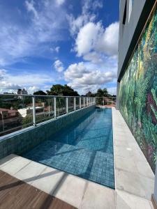 a swimming pool on the roof of a building with graffiti at Único apartamento in Asuncion