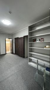 une pièce vide avec des étagères dans l'établissement SAM Hostel, à Gornyy Gigant