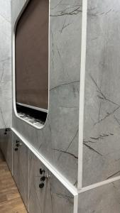 La salle de bains est pourvue d'un miroir mural. dans l'établissement SAM Hostel, à Gornyy Gigant