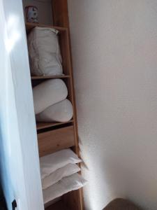 una stanza con una pila di cuscini su uno scaffale di ETOILE D ARGENS Chalet N 2 a Laye
