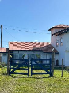 una cerca azul delante de una casa en Casa de campo! Lugar de paz! Próxima as praias não oferecemos roupa de cama e banho en São Pedro da Aldeia