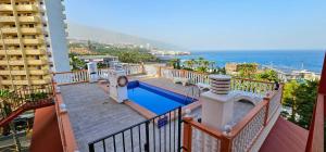 a balcony with a swimming pool and a view of the ocean at Estudio tranquilo cerca del mar. in Puerto de la Cruz
