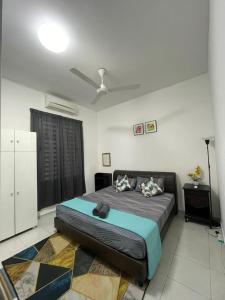 a bedroom with a bed and a ceiling fan at Idaman Maya in Kluang