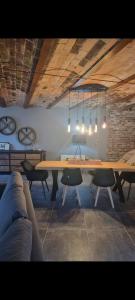 ein Esszimmer mit einem großen Holztisch und Stühlen in der Unterkunft Échappée belle en baie de Somme in Saint-Quentin-Lamotte-Croix-au-Bailly