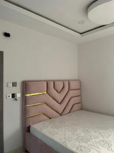 ein Schlafzimmer mit einem Bett in einem Zimmer in der Unterkunft HighX Hotels in Port Harcourt