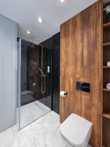 a bathroom with a shower and a toilet and a shower at Aurum Apartamenty Nowy Sącz Aleje Piłsudskiego 20 Bezpłatny parking! in Nowy Sącz