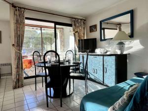 een woonkamer met een tafel en stoelen en een keuken bij Appartement Argelès-sur-Mer, 2 pièces, 4 personnes - FR-1-225-680 in Argelès-sur-Mer
