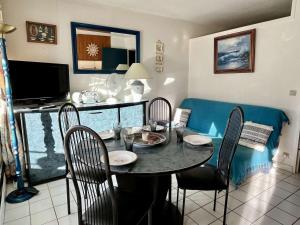 een eetkamer met een tafel en stoelen en een bank bij Appartement Argelès-sur-Mer, 2 pièces, 4 personnes - FR-1-225-680 in Argelès-sur-Mer