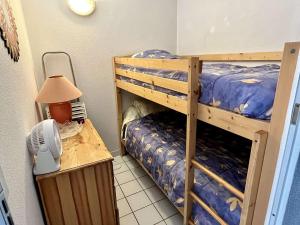 een slaapkamer met 2 stapelbedden en een bureau bij Appartement Argelès-sur-Mer, 2 pièces, 4 personnes - FR-1-225-680 in Argelès-sur-Mer