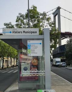 een telefooncel aan de straatkant bij Aux portes de Bordeaux in Lormont