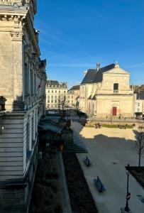ヴァンヌにあるVue imprenable sur la Mairieの建物と建物のある中庭の景色を望めます。