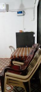 Mendonca's Home Stay في Pernem: طاولة عليها حقيبة