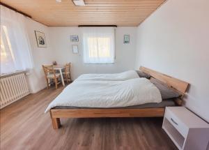 Ένα ή περισσότερα κρεβάτια σε δωμάτιο στο privates Zimmer in Unterkunft mit Glatttal Blick in Wasserschloss Nähe