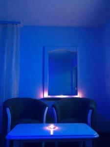 Kosovo Polje的住宿－Motel Albatros，蓝色的客房配有桌子和两把椅子