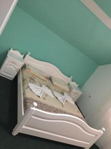 En eller flere senge i et værelse på Motel Albatros