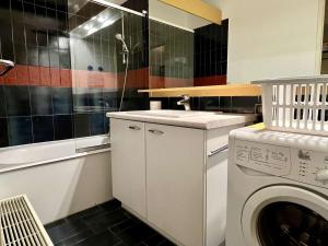 een badkamer met een wastafel en een wasmachine bij Appartement Argelès-sur-Mer, 2 pièces, 4 personnes - FR-1-225-101 in Argelès-sur-Mer