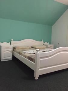 En eller flere senge i et værelse på Motel Albatros