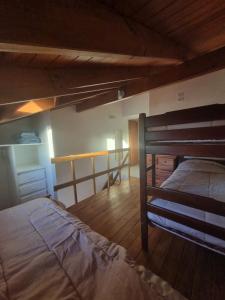 サンベルナルドにあるAltos SB Complejo Duplex 1の二段ベッド2台と机のある寝室