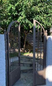 an open gate to a garden with a tree at The Villea Cottage - 5 bed house in Alli Meria in Álli Meriá