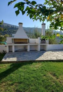 a white bench sitting on top of a yard at The Villea Cottage - 5 bed house in Alli Meria in Álli Meriá