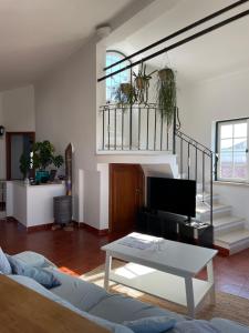 un soggiorno con divano e tavolo di NO CEU - A fully private flat in the sky with Ocean view ad Atouguia da Baleia