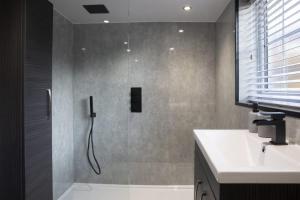 Un baño con ducha con puerta de cristal. en Botanic Mews, en Southport 5 fotos más