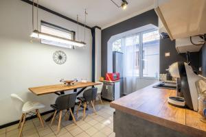 cocina con mesa y sillas en una habitación en Modern , spacious 2BR apartment in top center en Sofía