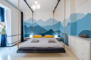 1 dormitorio con 1 cama con un mural de montaña en la pared en Modern , spacious 2BR apartment in top center en Sofía