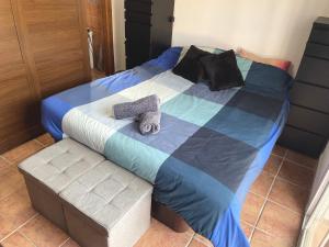 una cama con un edredón y un animal de peluche en ella en Villa Rubio Vega, en Chiclana de la Frontera