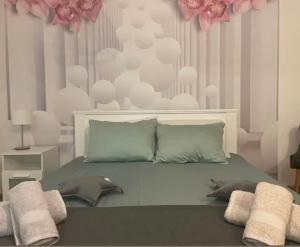 a bedroom with a bed with pink and white walls at Gaga Gold in Belgrade
