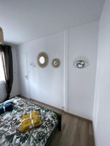 Un dormitorio con una cama con una bolsa amarilla. en Bourgois, en Boulogne-sur-Mer