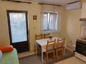 cocina con mesa y sillas en una habitación en Apartment Lavanda, en Split