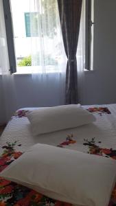 1 dormitorio con 2 camas y ventana en Apartment Ana en Split