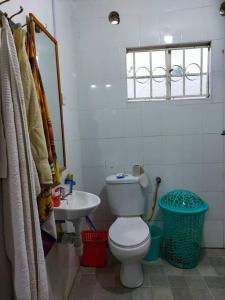 uma casa de banho com um WC e um lavatório em A Lovely smart family guest house em Kisii