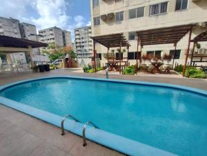 una grande piscina di fronte a un edificio di Cantinho da Ju a Ipojuca