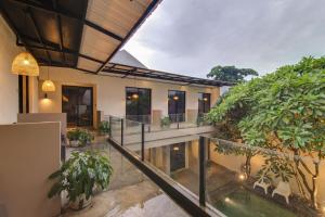 einem externen Blick auf ein Haus mit einem Pool in der Unterkunft Escotel Casa De Luga By Reccoma in Jakarta