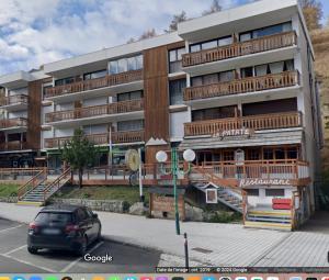 a car parked in front of a building at L Altitude 3 pièces centre station moderne et rénové in Les Deux Alpes